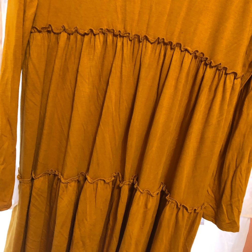 Ladies Medium Mustard top! Great for fall NEW